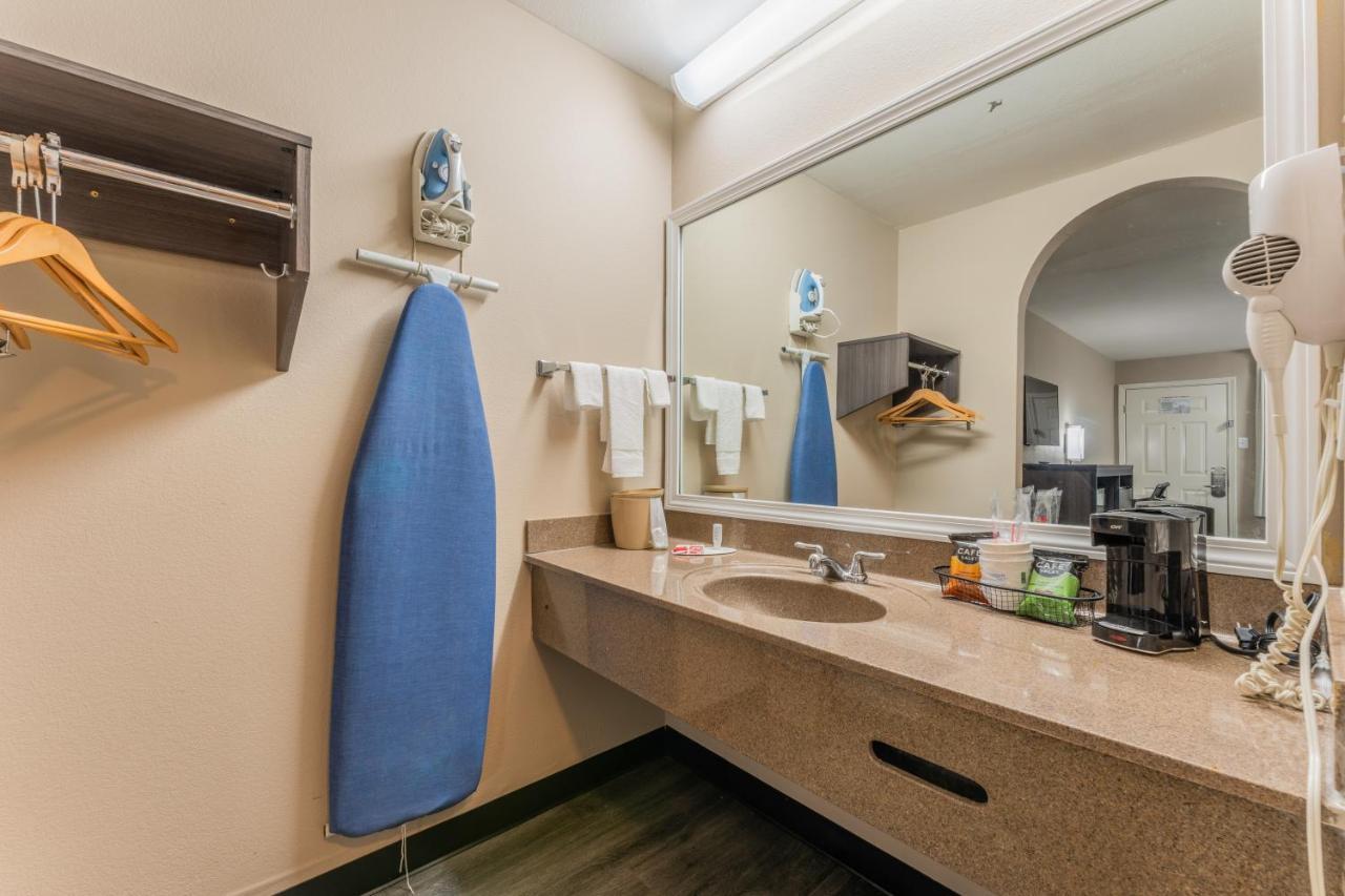 Super 8 By Wyndham Lake Charles Northeast מראה חיצוני תמונה